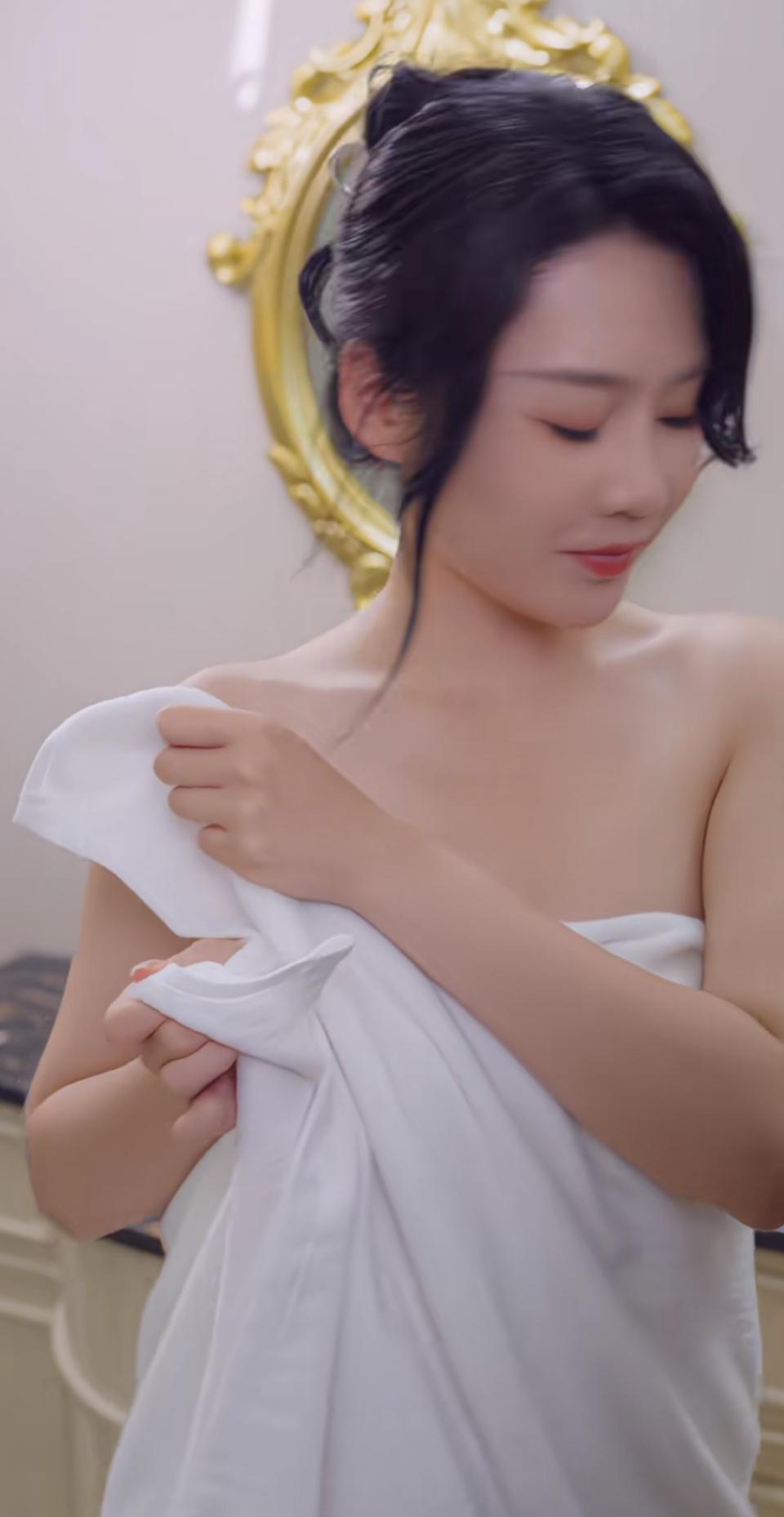 我个人更爱短裙，尤其是今年流行的“短裙 + 短裤”叠穿法，时髦又防走光。

像薰