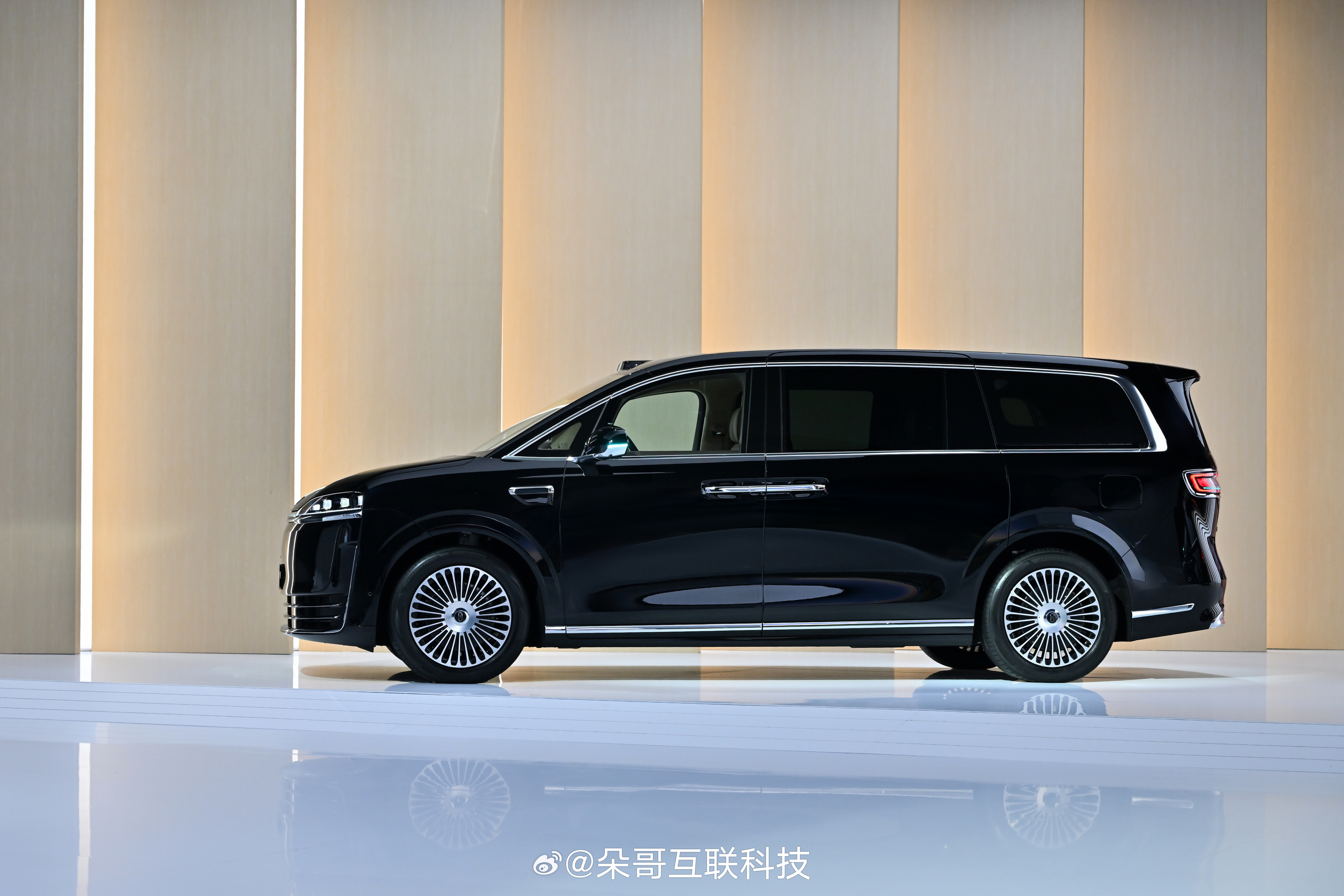 智界V9实车咱也来一组搭载最高规格896线双光路图像级激光雷达和华为乾崑智驾AD