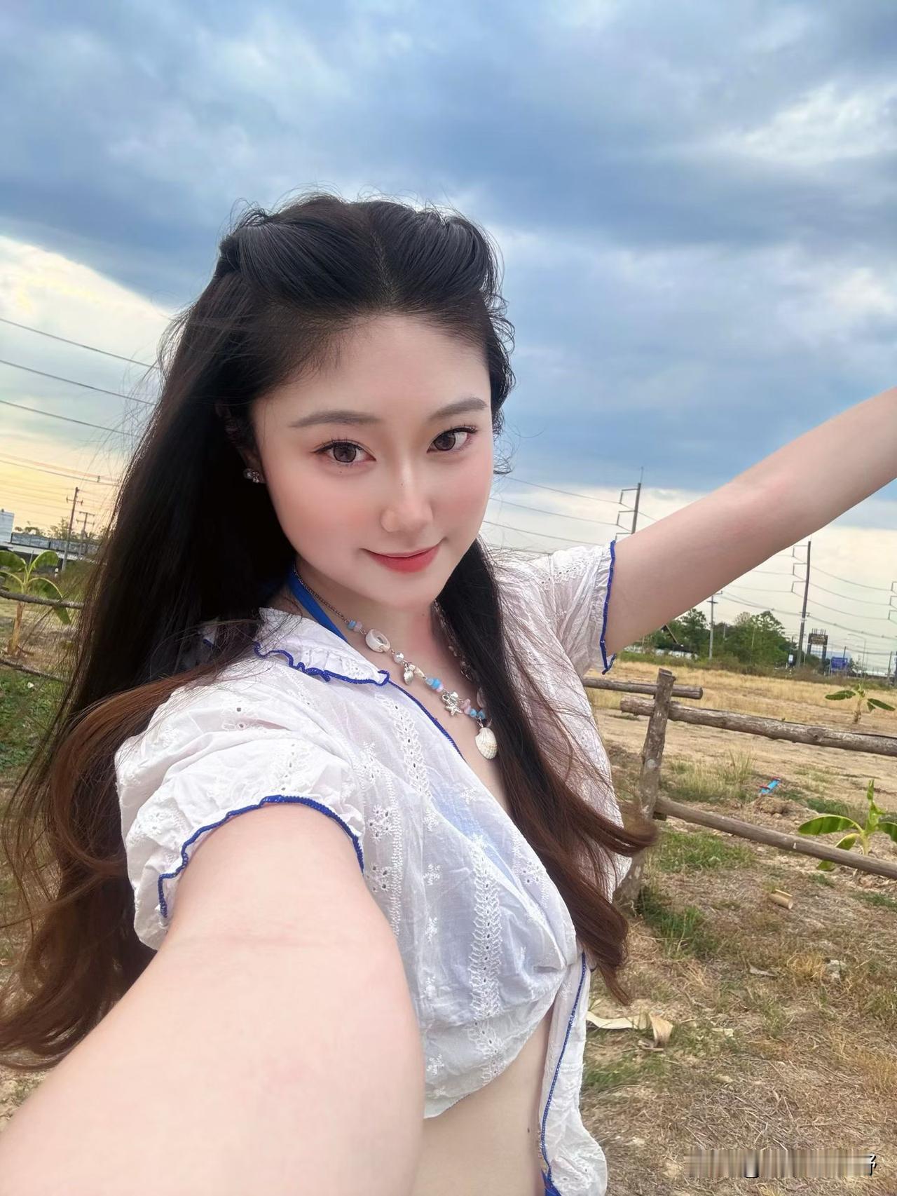 夏日清新自拍，蓝天白云下的少女你们会选择去泰国旅游吗? 你会选择去泰国旅游吗 秋