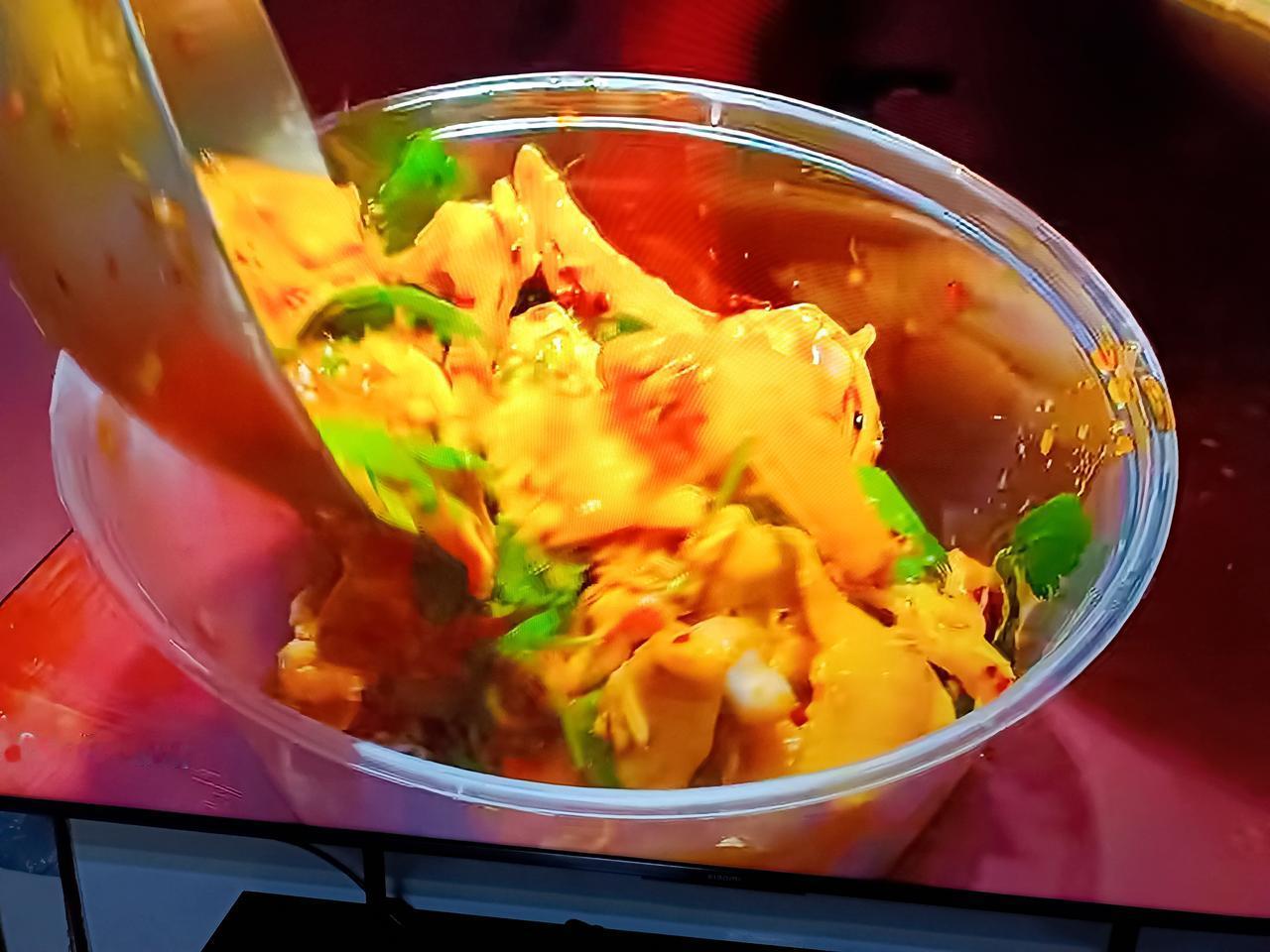 早市儿是各种美食的集散地，来到一个陌生的地方，就应该在早市里走一走，品尝一下当地
