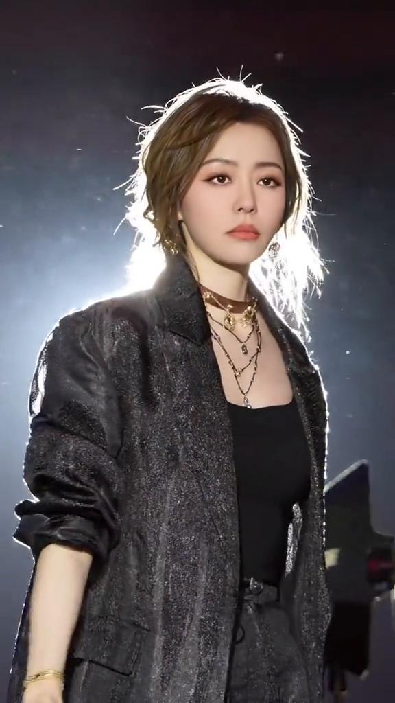 困我身，举着牌匾叫我低入尘，拒我魂，条条规训叫我忍了吞，笑我的前程迈不出家门，要