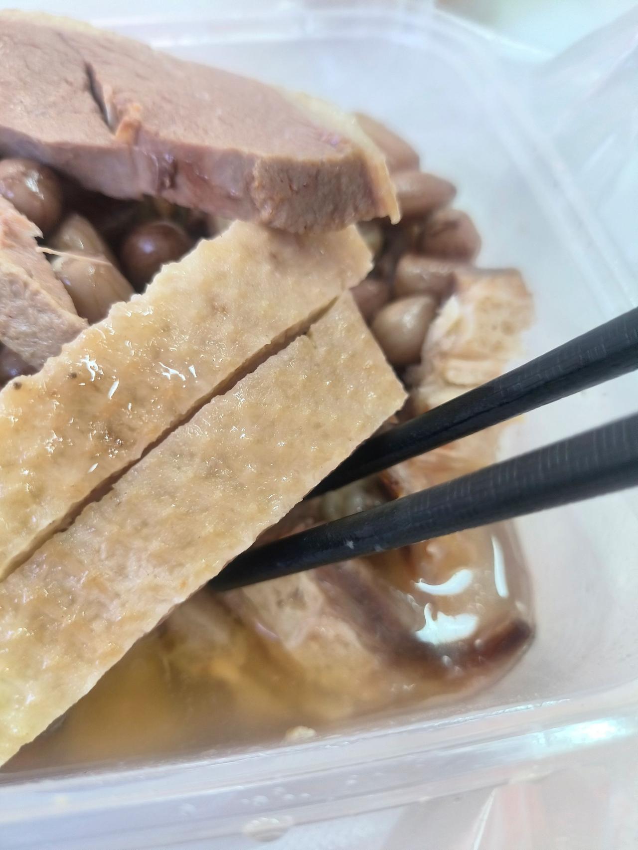 😋口味：真的好好吃！最满意的是不咸（我超怕老鹅做咸），鹅肉不会太老，肉质紧实有