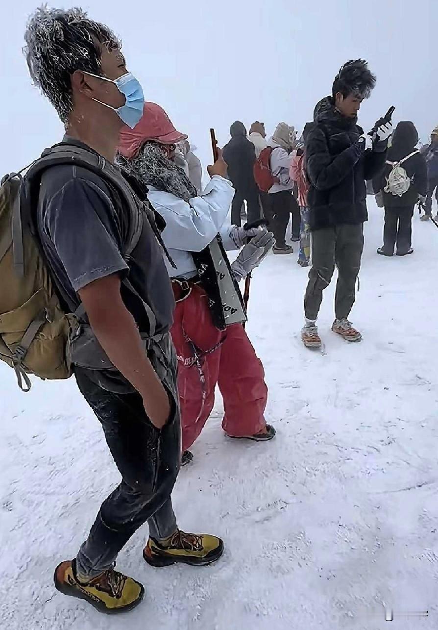 不得不说，小伙身体素质强得离谱！