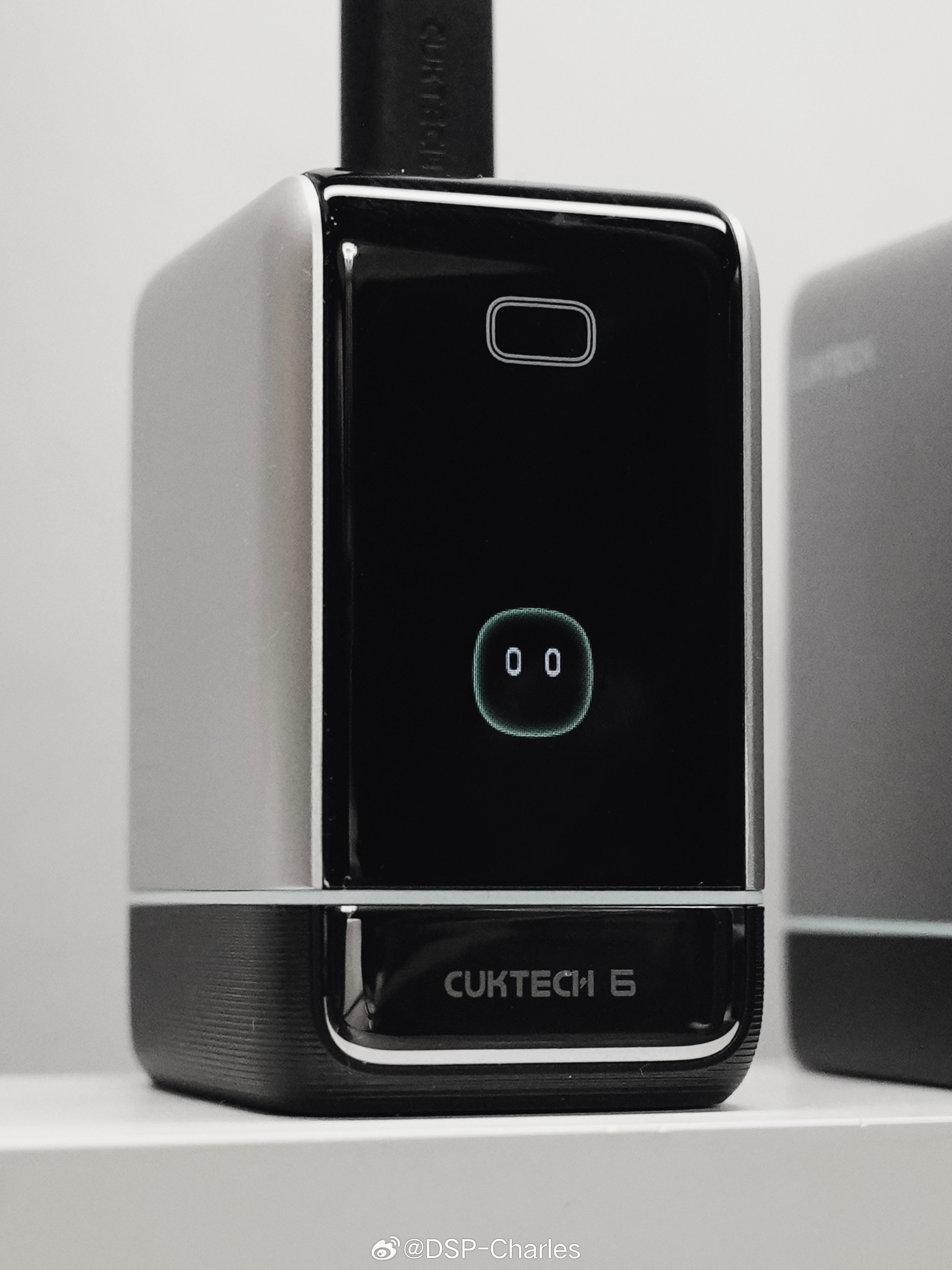 酷态科6号屏显充Ultra，功率给到了100W双C口盲插+A口，支持OPC放心充