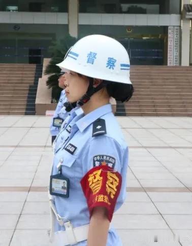 建议将公安民警、辅警的年休、轮休纳入年度考核和重点督察内容，把保障民警、辅警能够