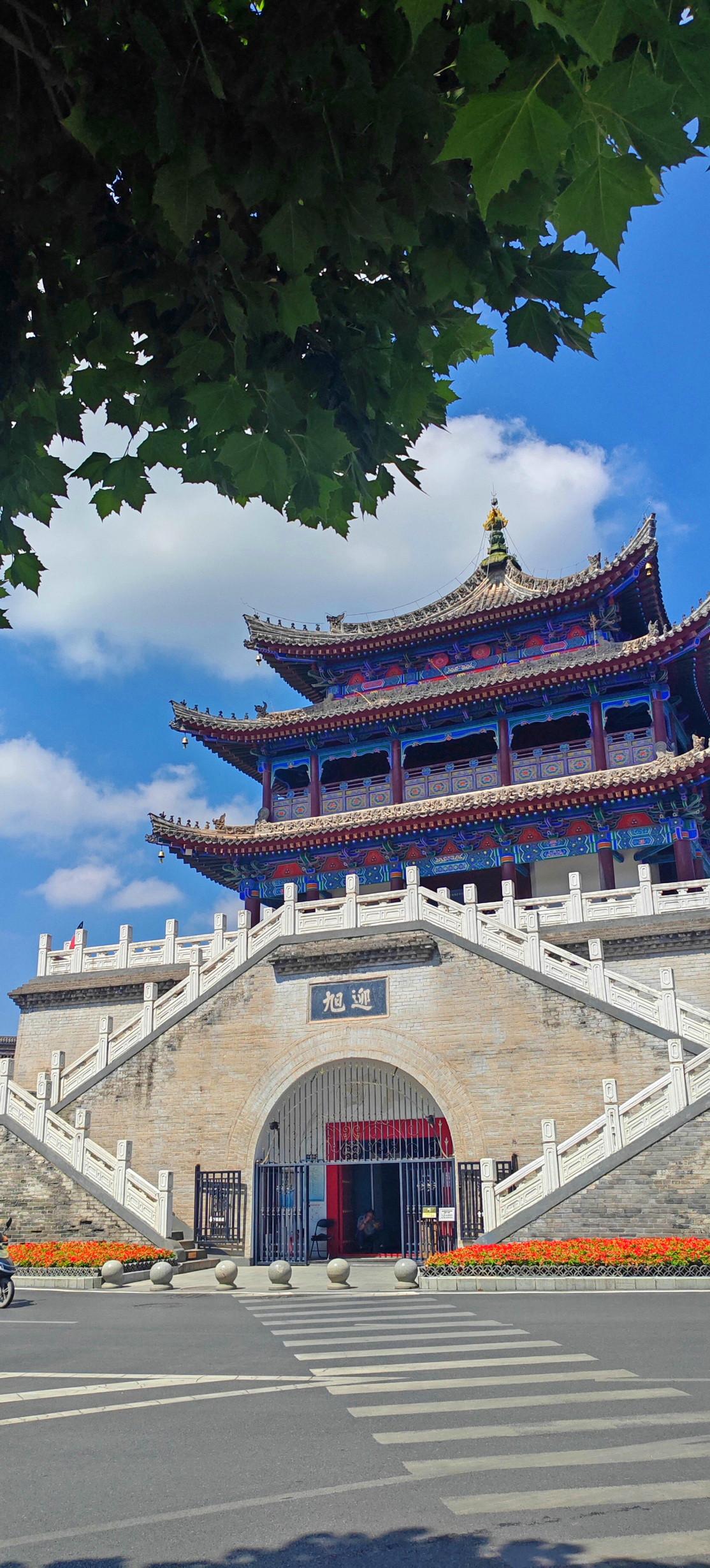 在西安鄠邑老城的东西南北四街交汇处，藏着一座四百岁的古城地标——户县钟楼。钟楼始