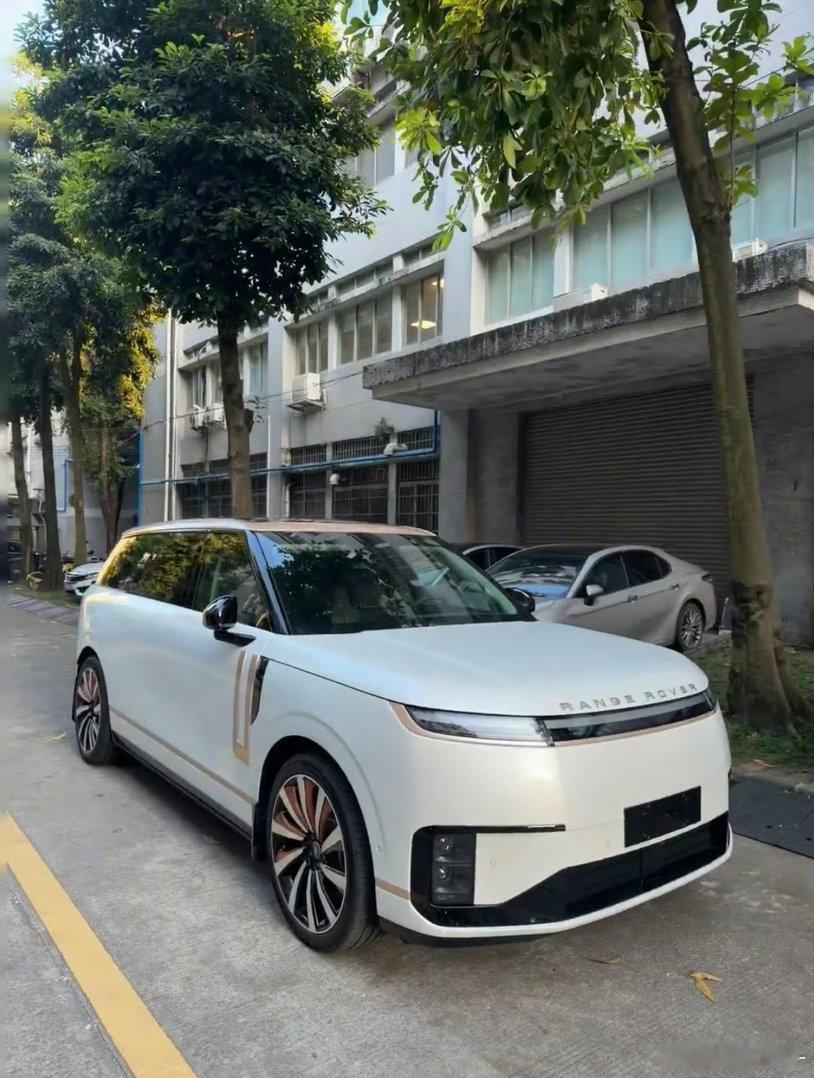 汽车[超话]  小鹏GX还能这么改，要不说SUV的标杆就是揽胜，车主用小鹏GX改