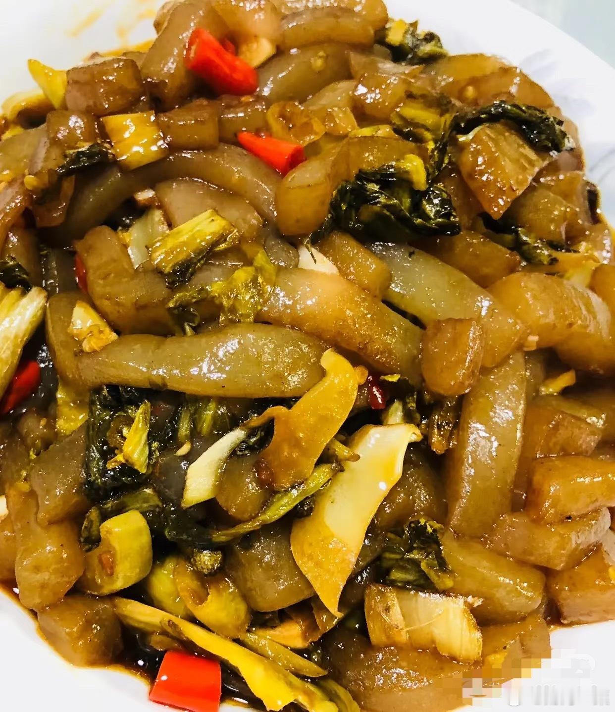 提起魔芋爽，我心里微微一沉。这味道，我家餐桌上从小就有。妈妈曾是制作高手：魔芋刮