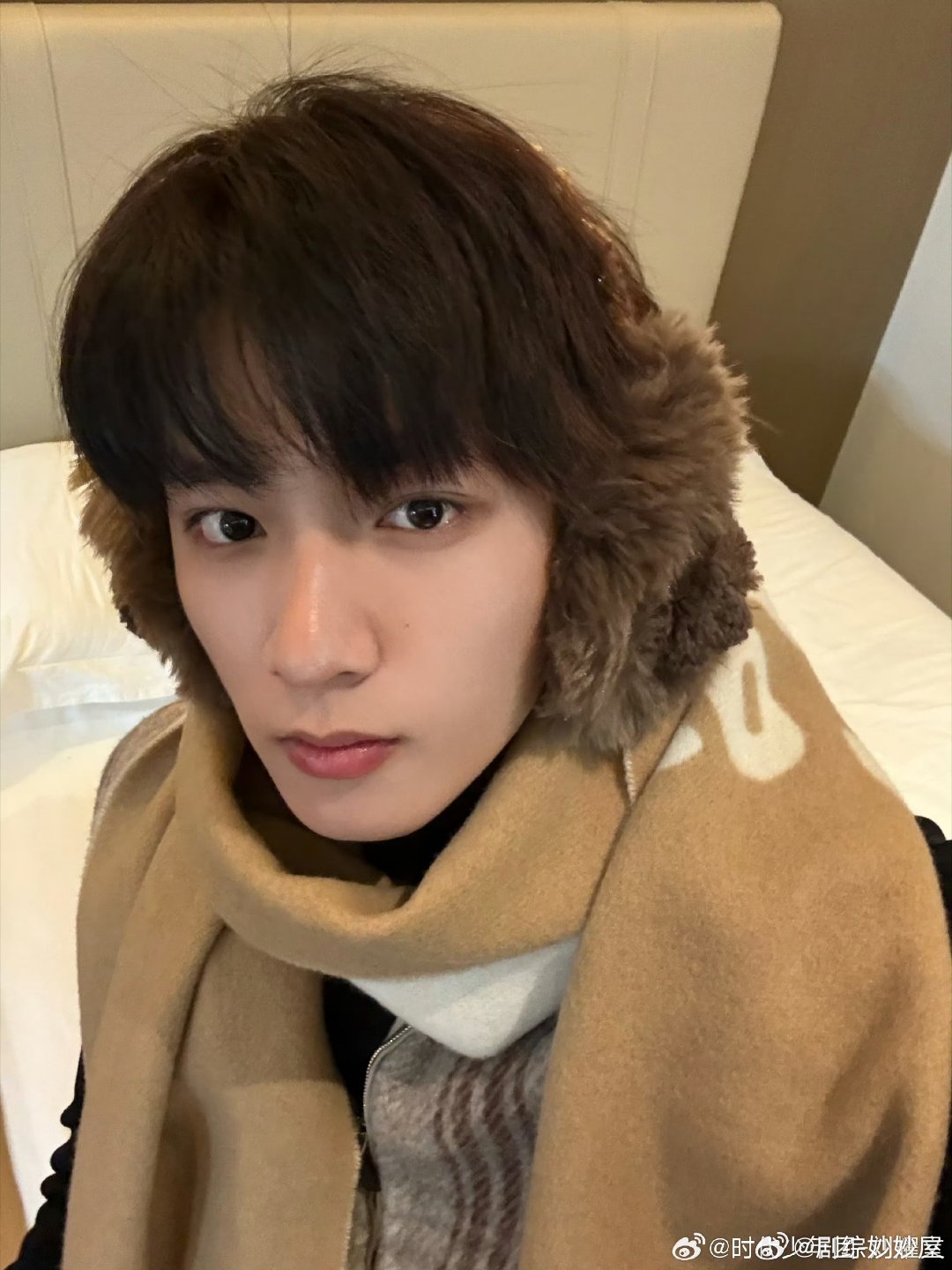 还以为刘耀文过年给自己烫了卷，颜色还是渐变的，仔细一看不是应该是戴的耳暖吧