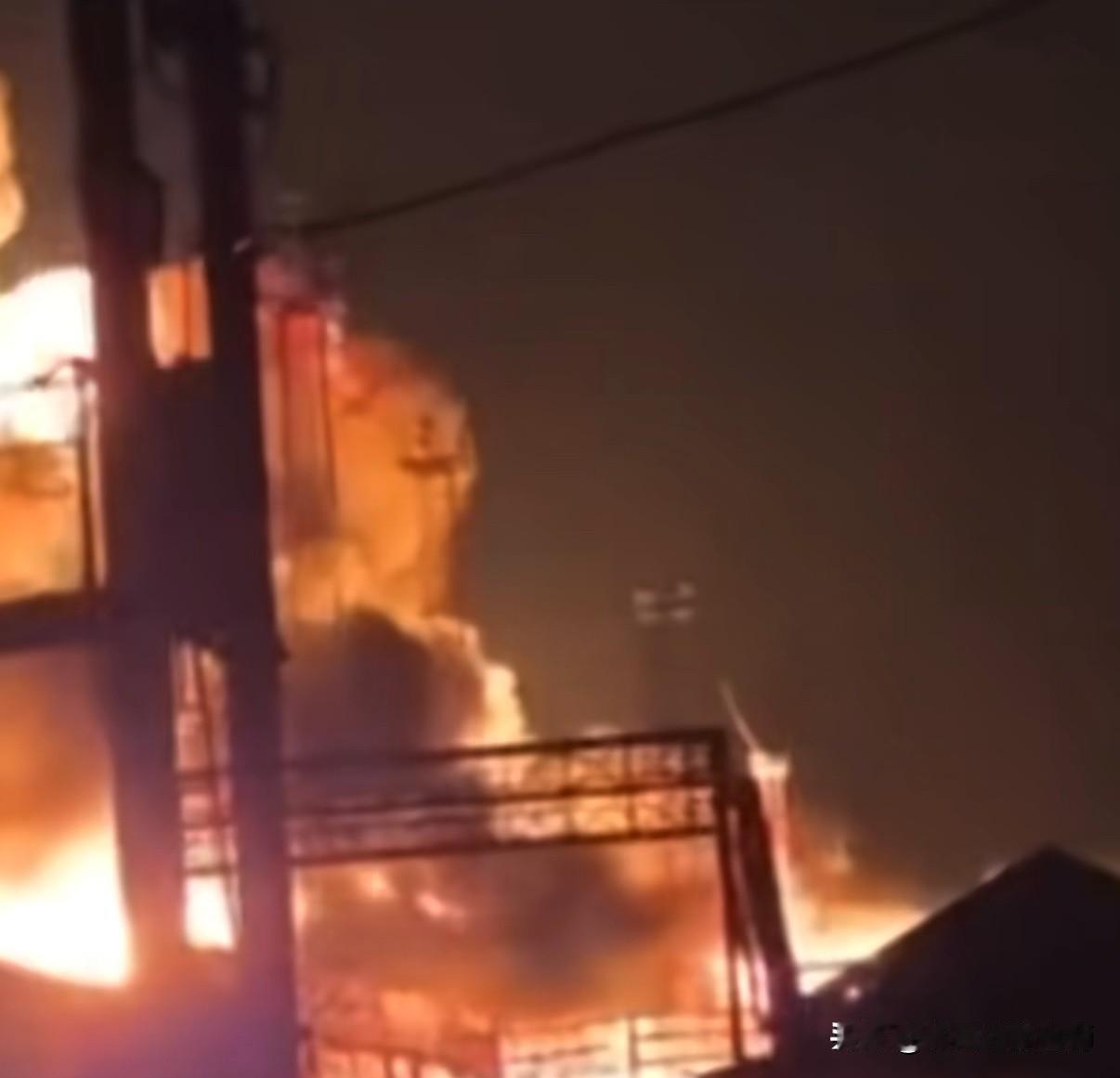 乌军摧毁萨拉托夫油库，重创别州卢奇火电厂！拉萨托夫炼油厂巴拉科沃油库别尔哥罗德卢