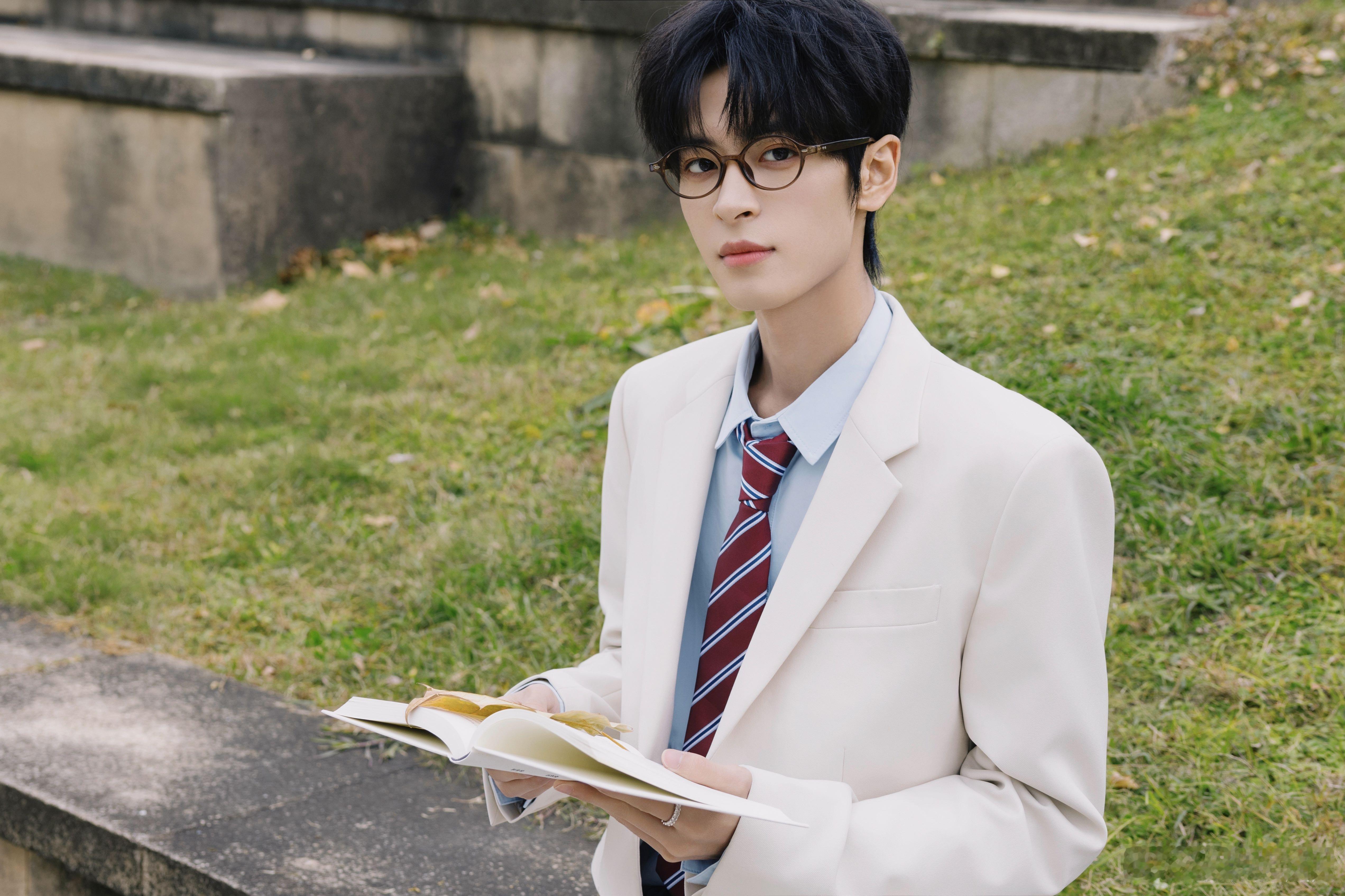 莹白裁轻章，温朗雅光潇。欢娱影视演员 今日出席  品牌活动。 