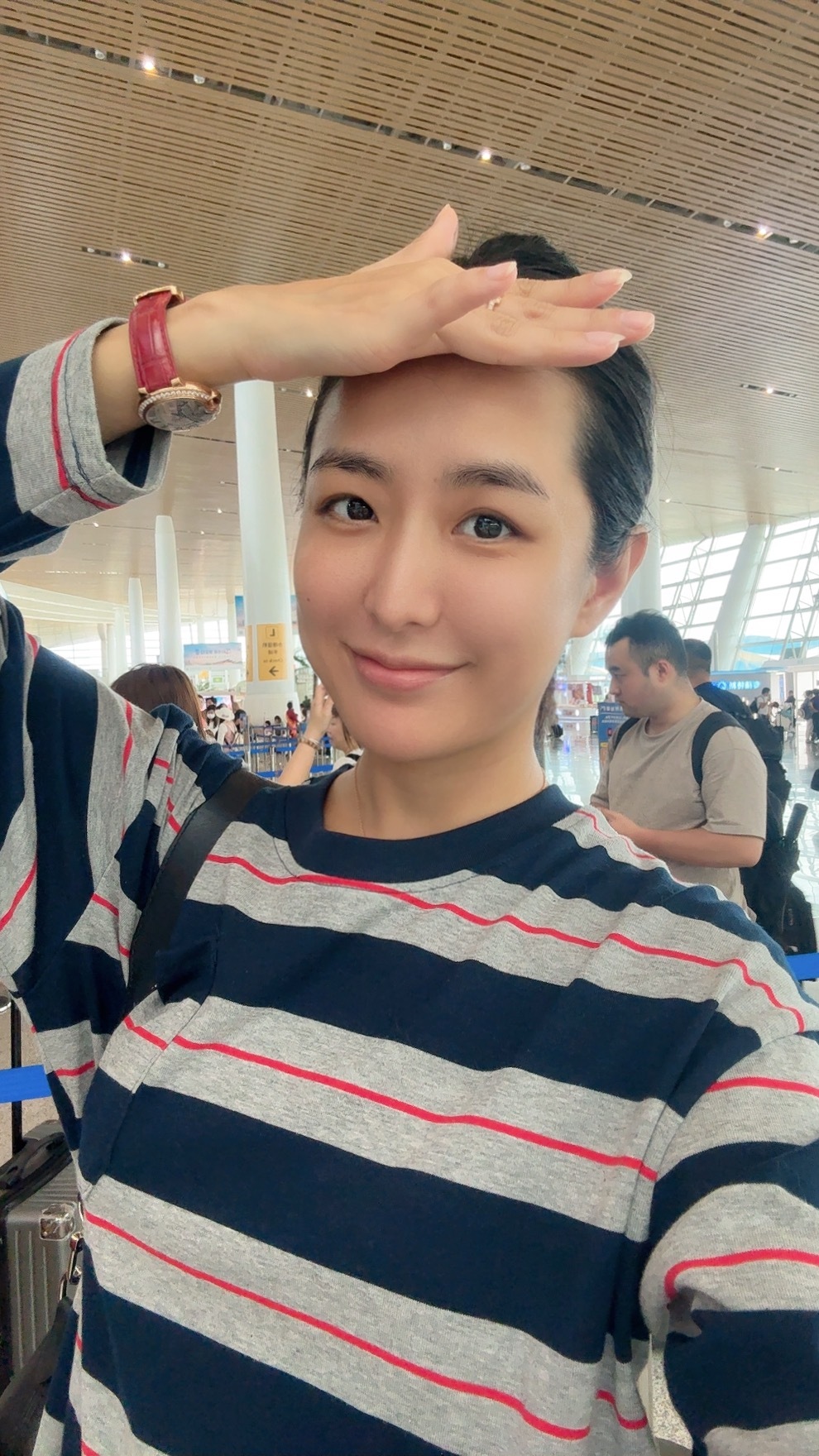 赶早班机 20寸的登机箱居然不让带上飞机[笑cry]排队托运ing  ​​​