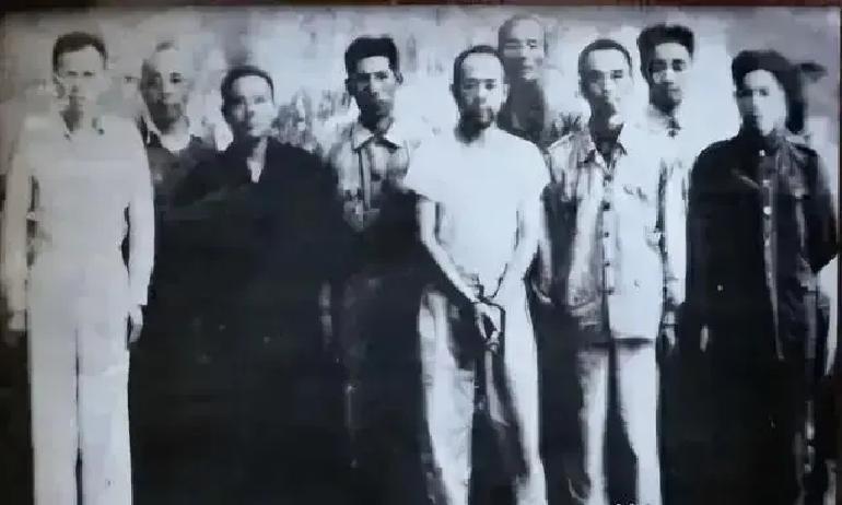 延安来了个“大人物”。全组织里最恨的那个叛徒，回来了。手上沾满同志鲜血的刽子手，
