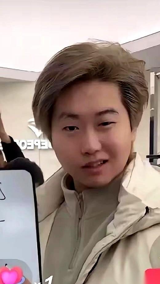 每次看到孙卓笑，我心里都咯噔一下。
真的，不是感动，是心疼。
你们没发现吗？他一