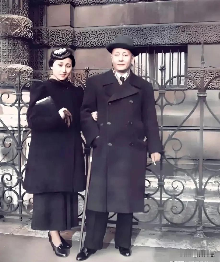 看到蒋英和父亲的合影，感觉特别温馨。蒋英可是我国著名女声乐教育家，她在音乐领域的