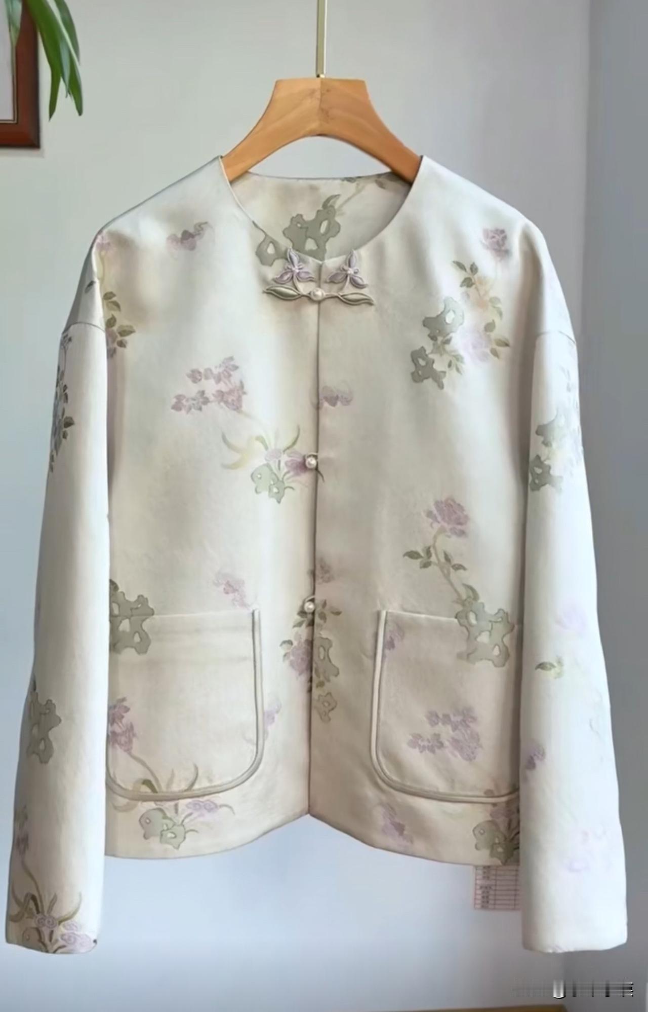 衣橱里总要有一件好质感的宋锦。这件桑蚕丝的面料，质感好，花色素雅不张扬。
「山石