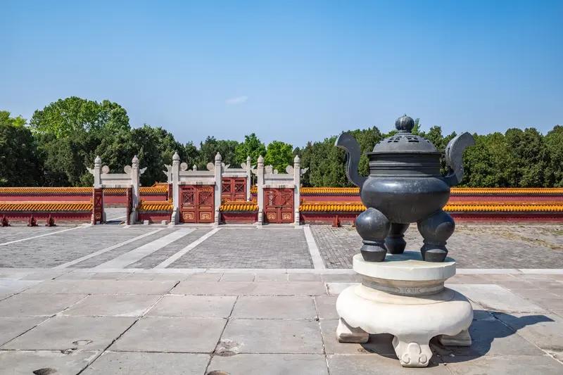 地坛方泽坛有着深厚的历史背景。它是明嘉靖九年（1530 年）礼制改革的产物。在嘉
