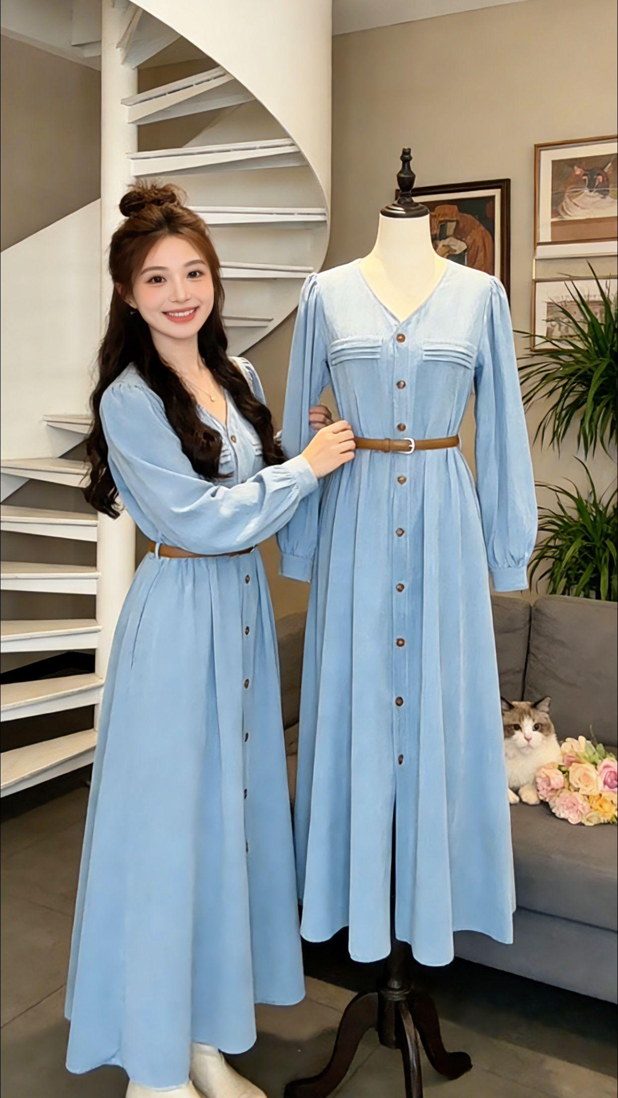 早春的风，把浪漫吹进了这件蓝裙里。无论是在海边栈桥与碧海蓝天相拥，还是在温馨室内