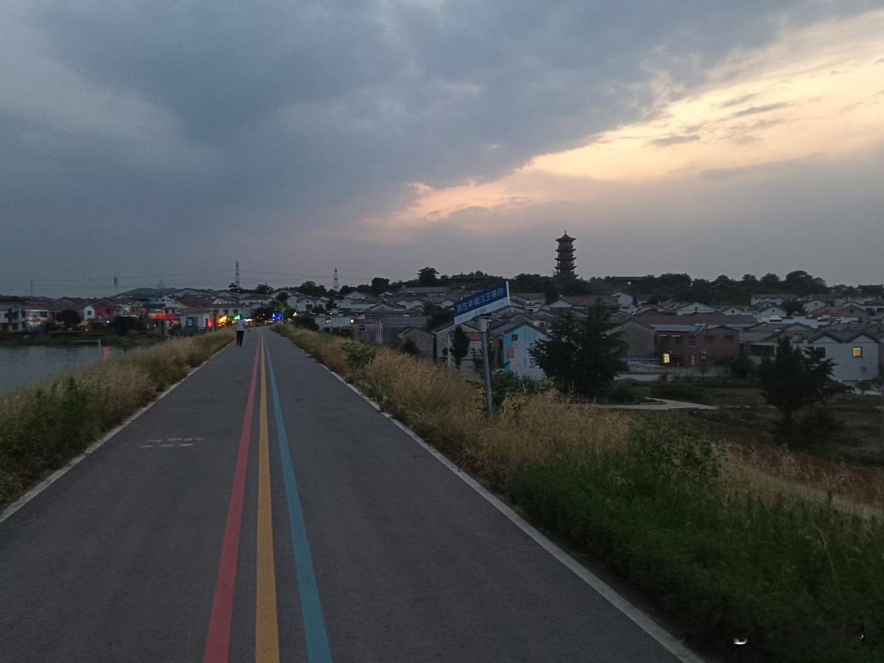 美丽汉王，
魅力汉王，
夏夜汉王，
我的汉王。
夏日傍晚，夜色渐浓，漫步拔剑泉畔