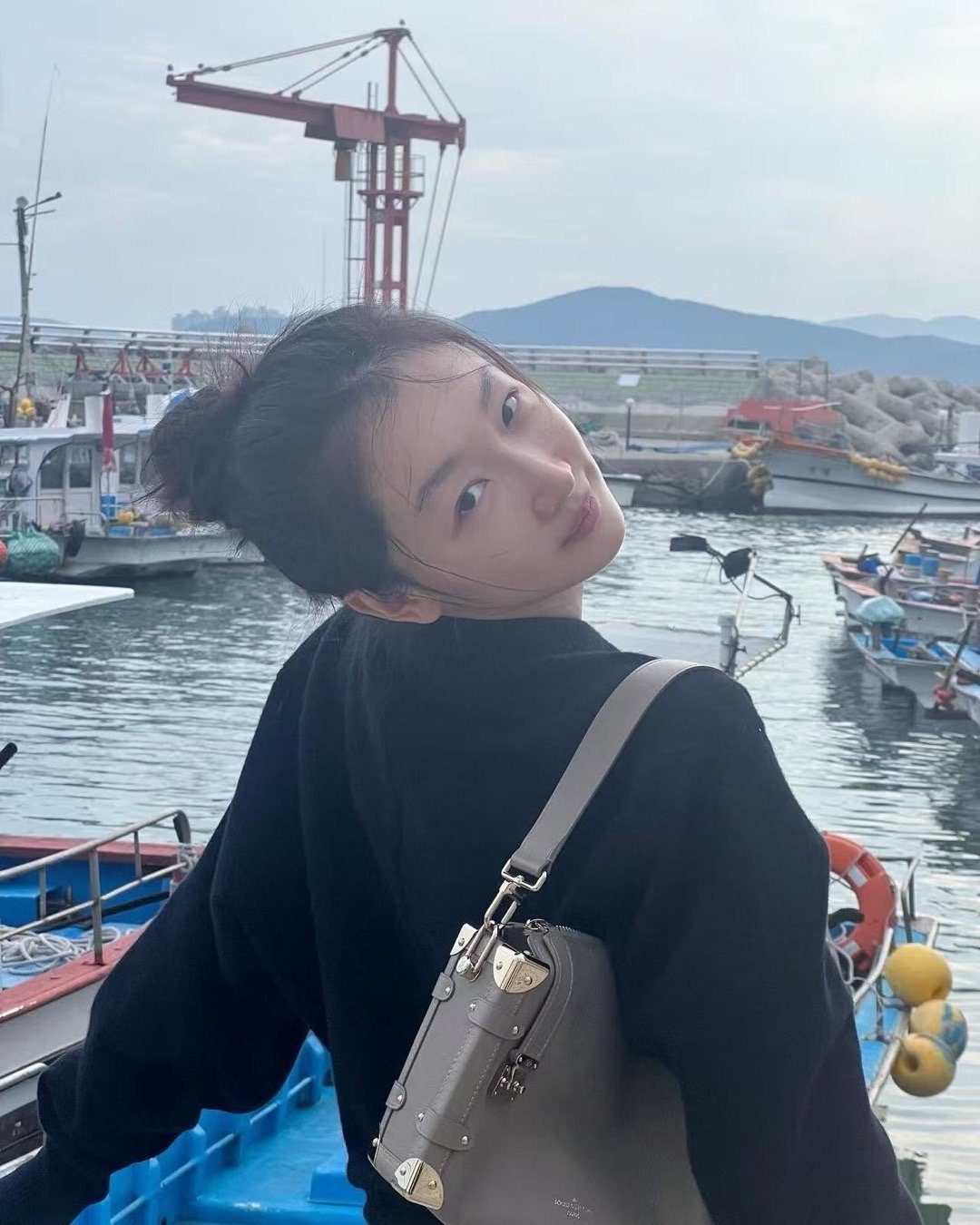 周冬雨素颜录节目这居然是素颜的周冬雨 别人录节目恨不得从头到脚精致，她洗把脸就来