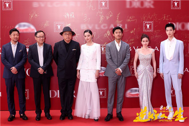 由徐峥自编自导自演的电影《#逆行人生#》亮相第二十六届上海国际电影节开幕式。红毯