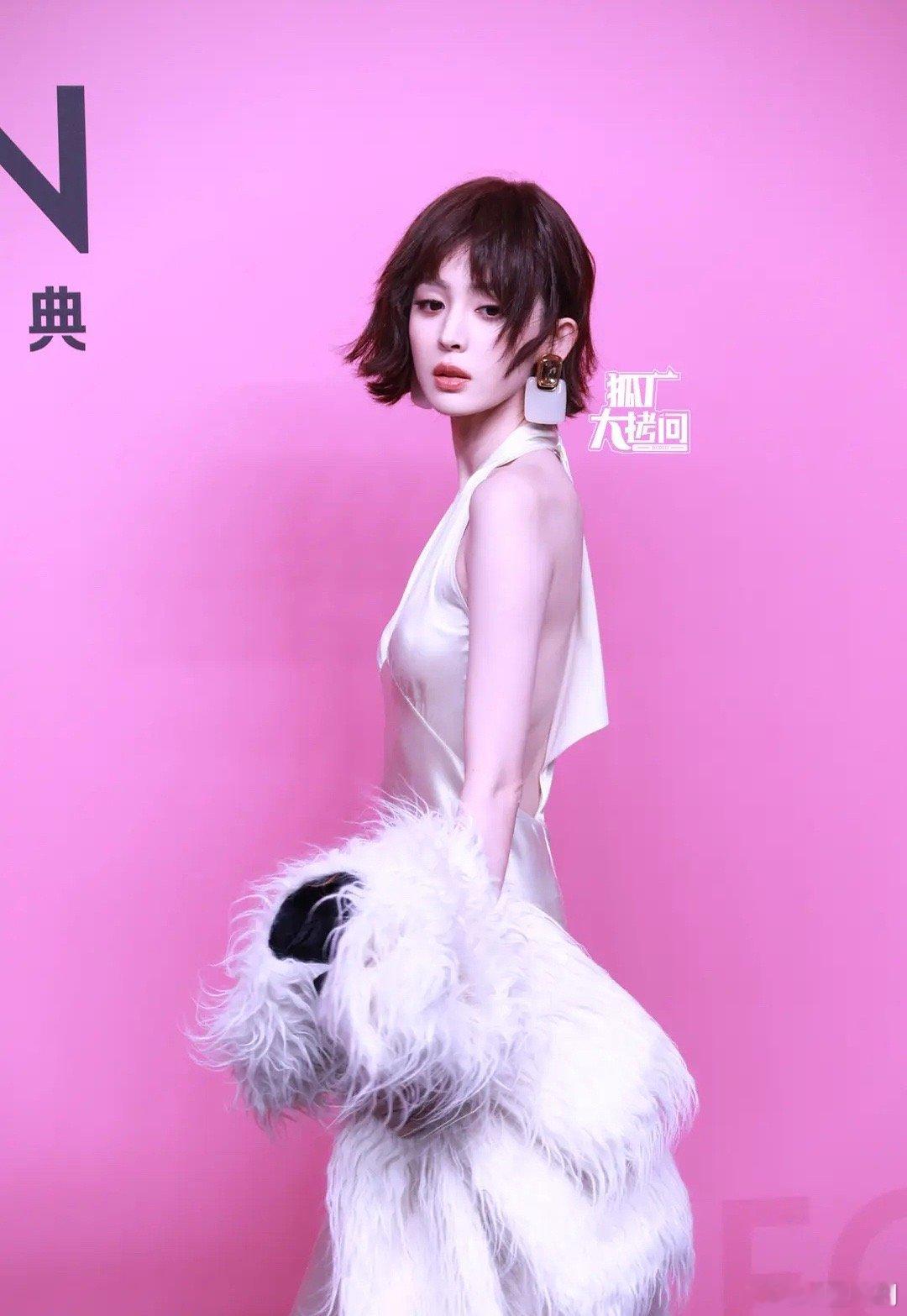 红毯上的娜扎，这个状态怎么样 ​​​