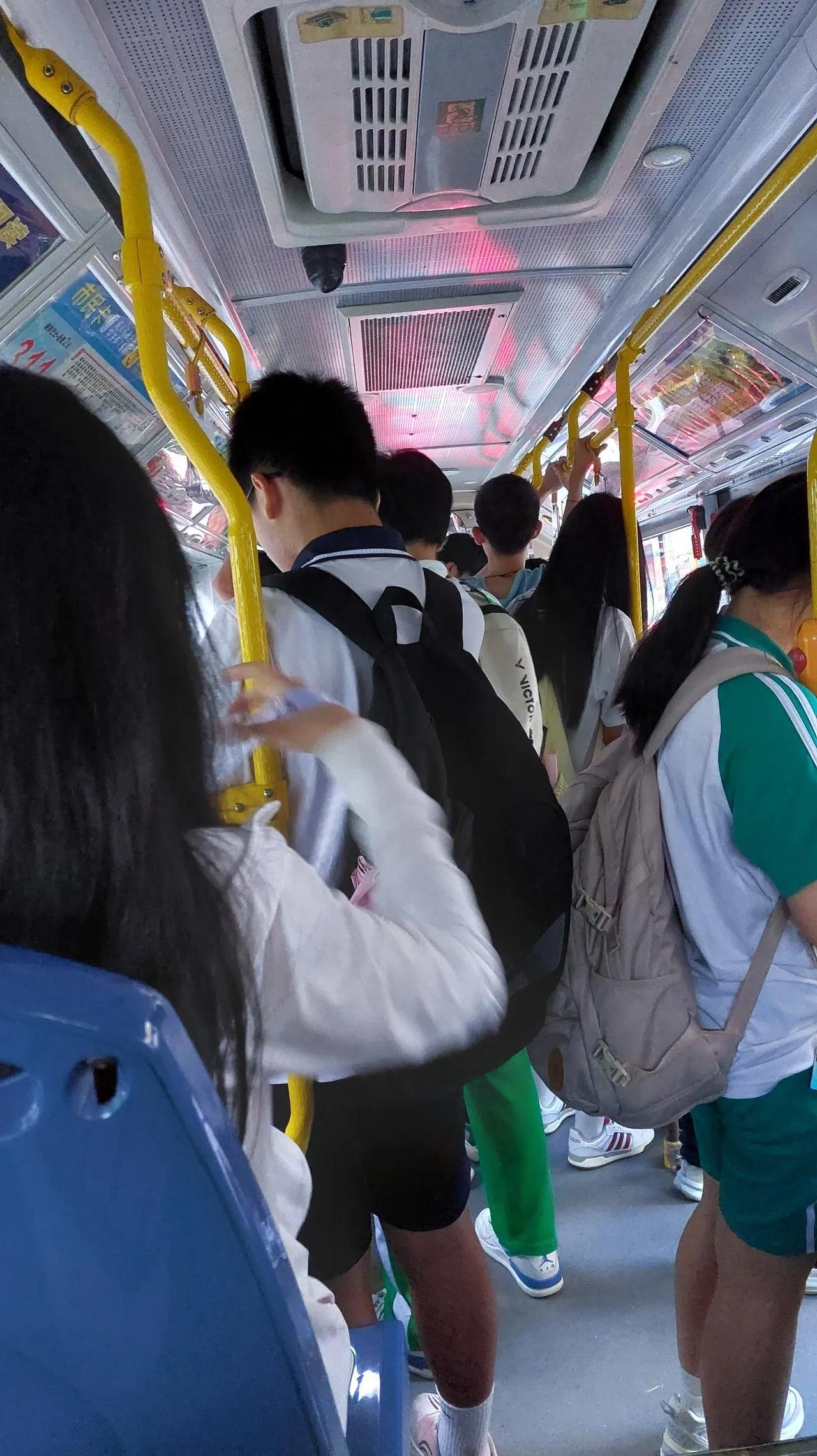 311路车:星期六下午17点后，311路车上仍有许多学生回黄坑，回太和镇北站的3