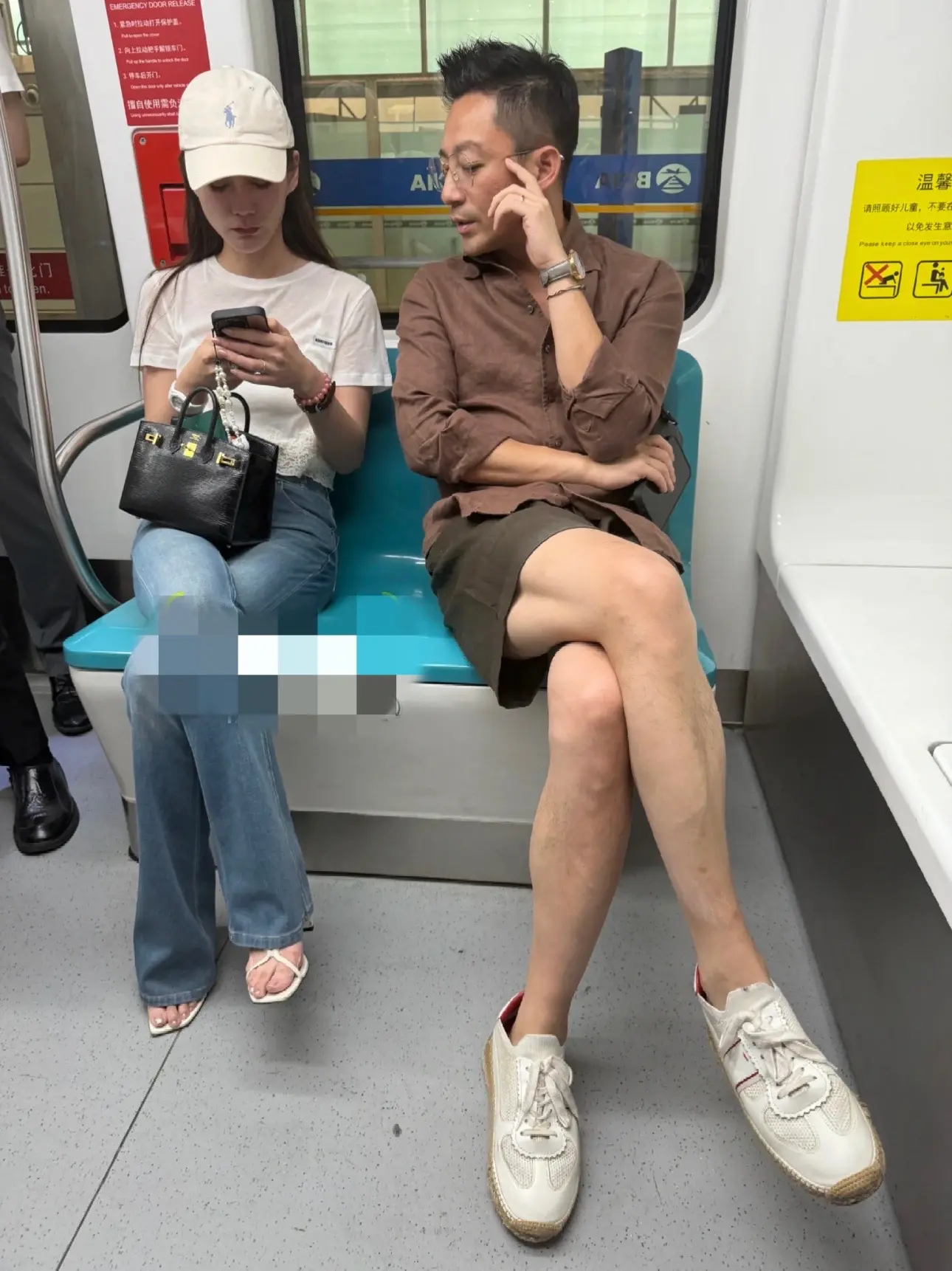 马筱梅被偶遇，网友称她本人比照片好看很多。和老公两人很恩爱，手机壳都是情侣的