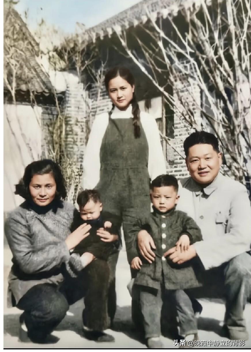 这张全家福是罗炳辉将军离世前的留念，一生征战保家卫国，你了解他的革命事迹吗？