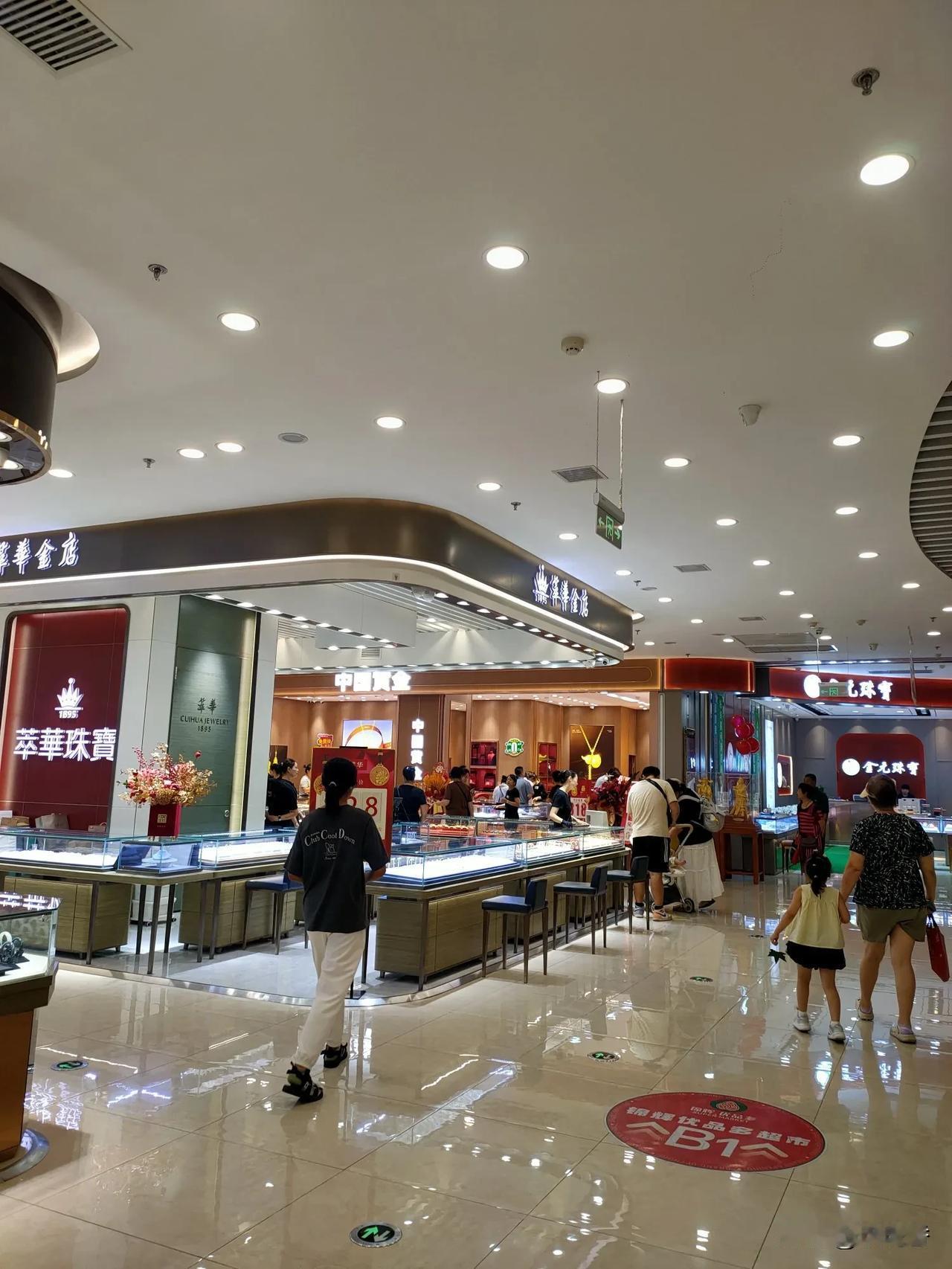 黄金这是降价了吗？不知道之前什么价位，今天是828元，看这顾客还真多