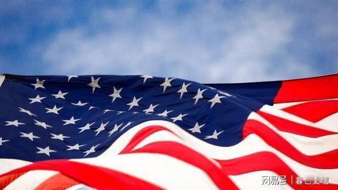 彻底崩盘！美国众议院内部矛盾已经摆到明面上，共和党籍众议长迈克·约翰逊当下处境十