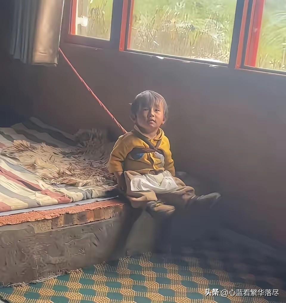 “这个小女孩到底是哭了多少次，才会如此安静的仰望天空？”，这一幕真是让人感到莫名