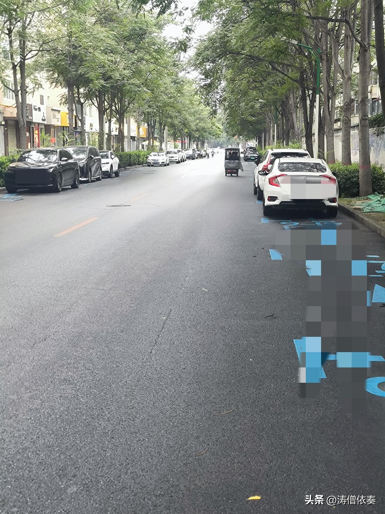 单手抱娃、单手骑车？这俩大人心真大！

坐标保定。昨天下午路过城苑路，一辆三轮车