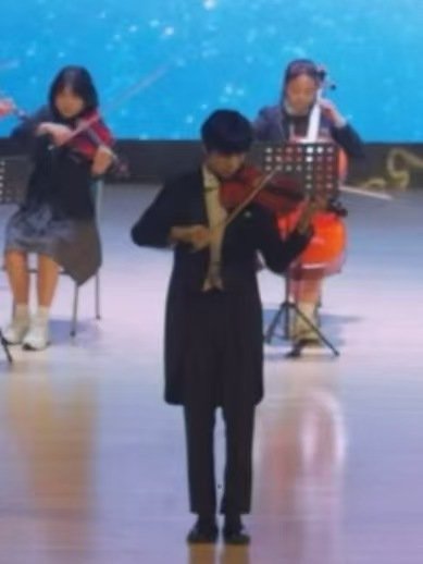 王橹杰如果没来时代峰峻的样子王橹杰如果没当练习生的样子 可能就是付彬言