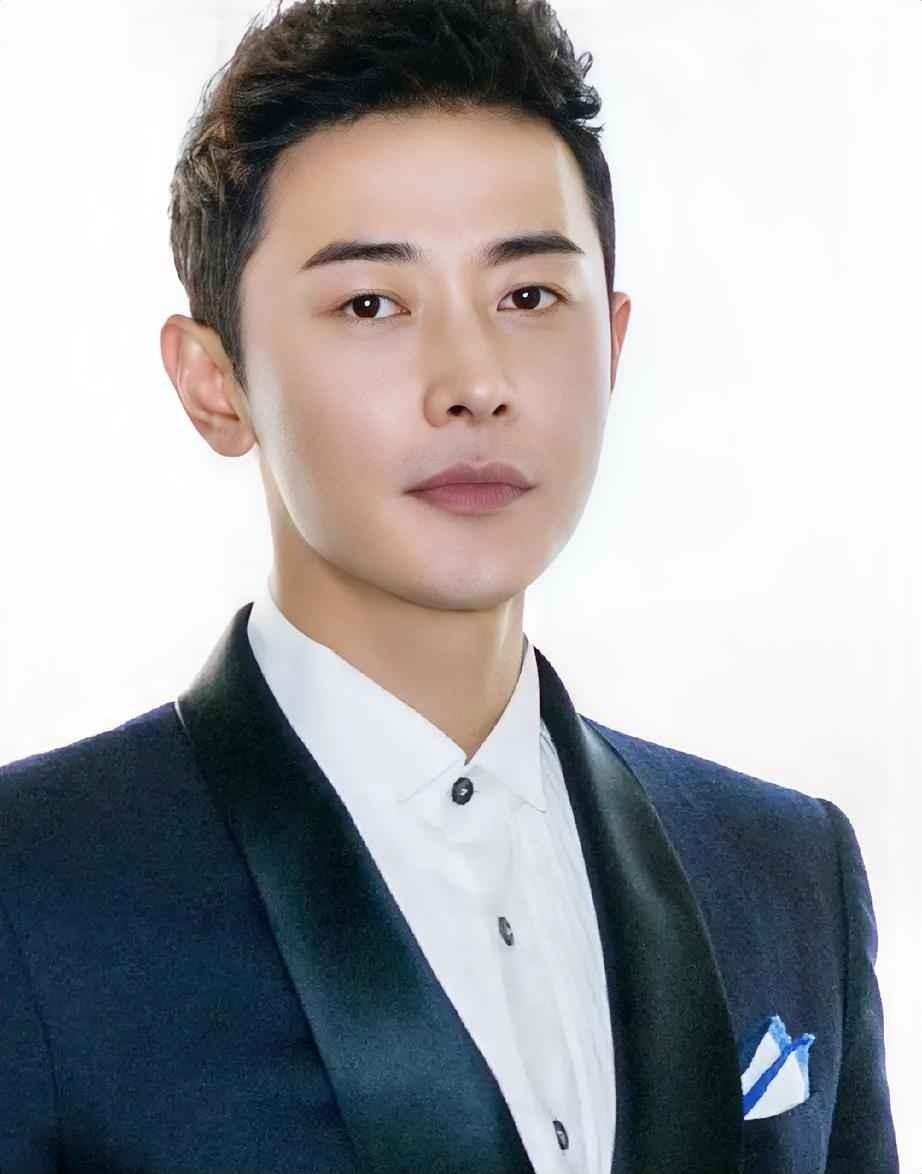 罗晋在新剧《时差一万公里》里彻底把自己给“扒了”。
路透视频里那个胡子拉碴、头发