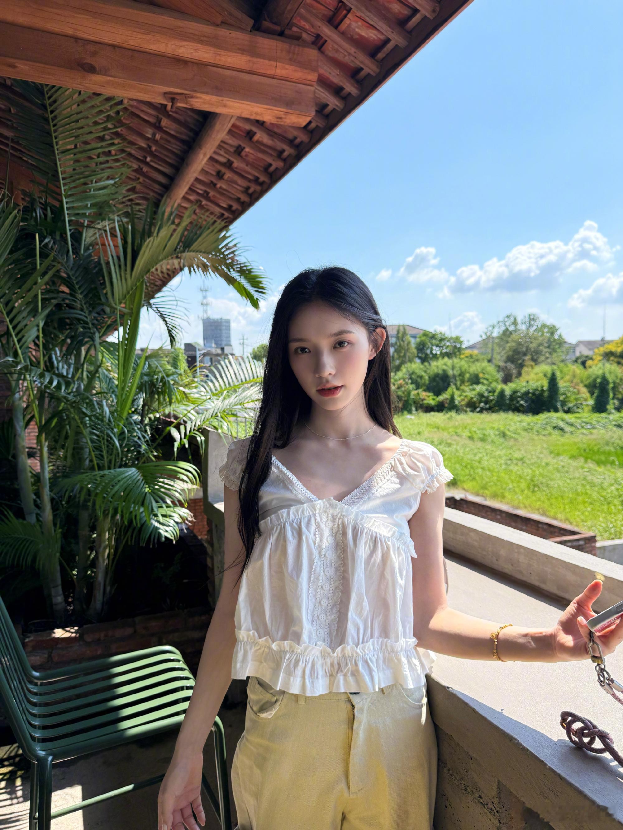 林允田园风童话女主林允红房子随拍初恋感 阳光正好微风不燥，林允游走草坪红房子之间