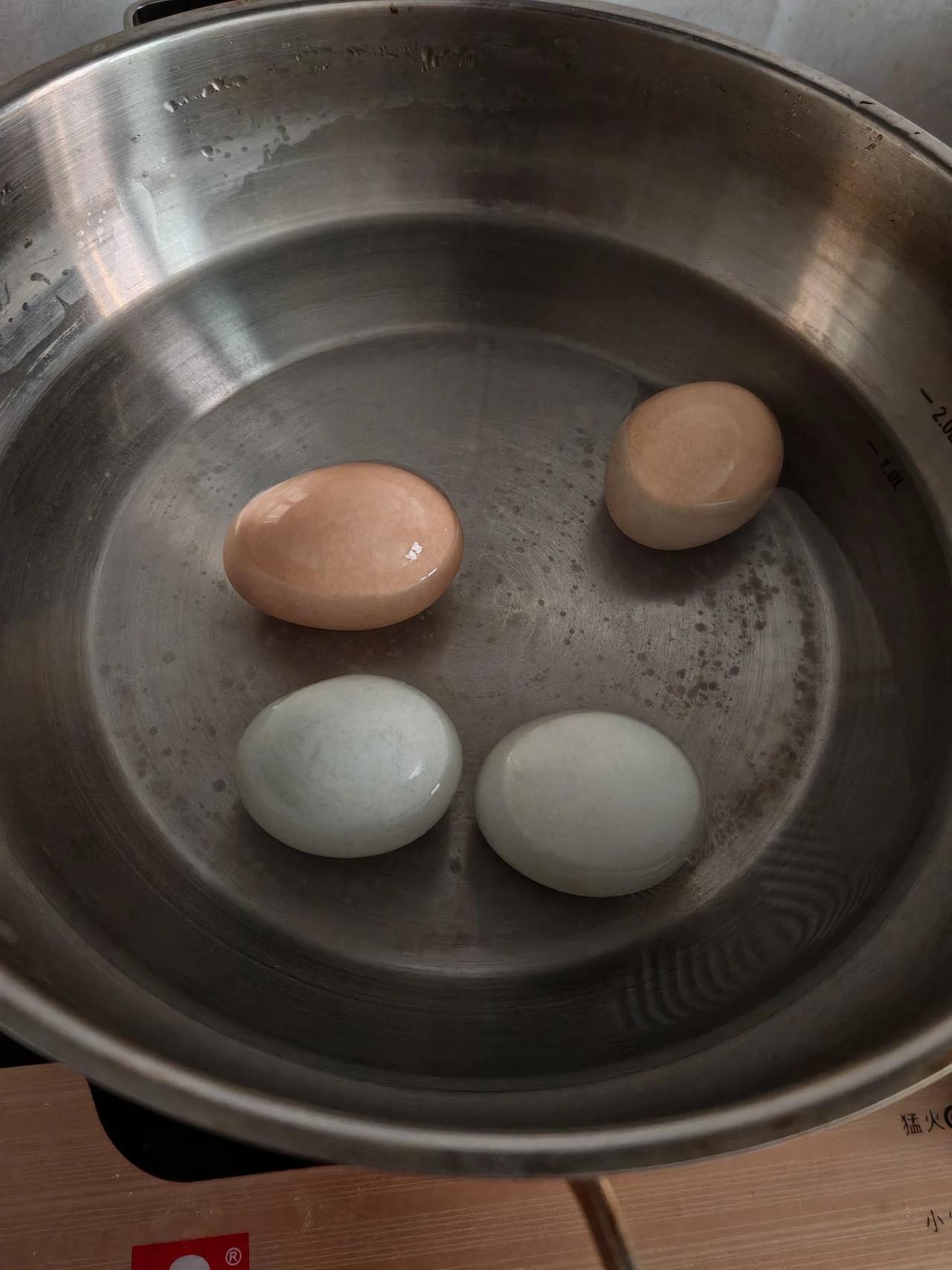 家里五口人，但是婆婆每天早上只煮四个鸡蛋，吃饭的时候她和老公都会互相谦让！我就奇