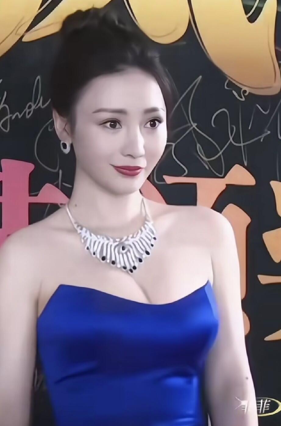 162的柳岩在身高上看着不是那么完美，但她拥有着比其他女明星更加性感的身材，皮肤