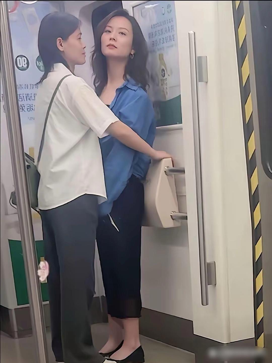 地铁上看到的，她俩在干嘛 