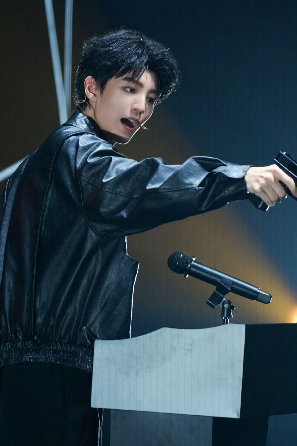 我家爱豆说啥了 “世界上全是别人，只有一个自己”                