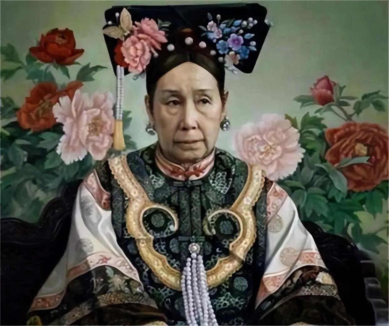 当年，慈禧每次洗澡后，房间只留李莲英一人，房间里还会传出慈禧嬉笑的声音。一时间，