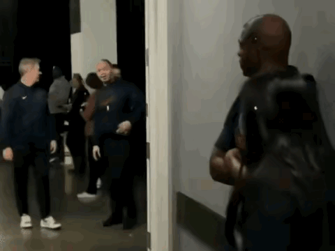 保罗性格有缺陷呀
每次和人怼完然后想要和好
和哈登那次也一样。
这种性格的人在职