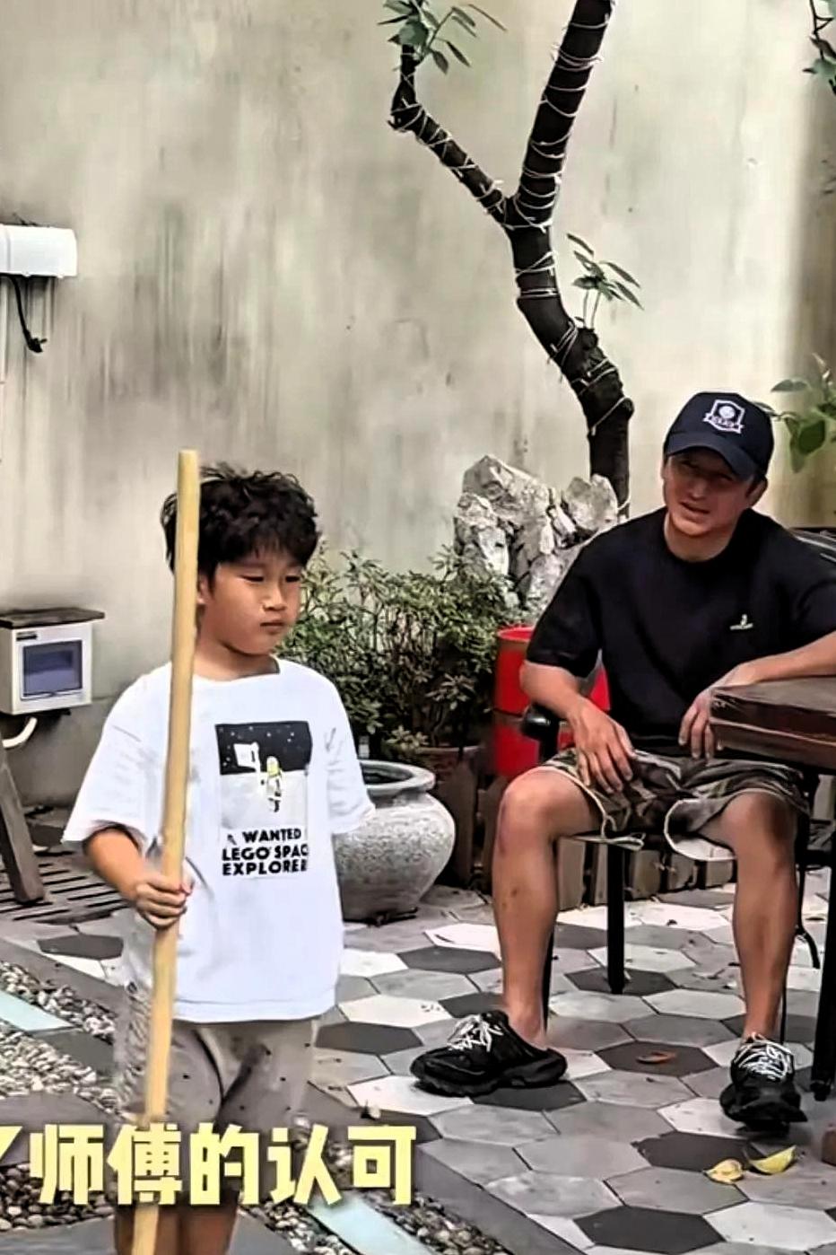 邹市明三个孩子境遇悬殊，小儿子看着属实让人感慨
 
不少人看完节目都在讨论，邹市