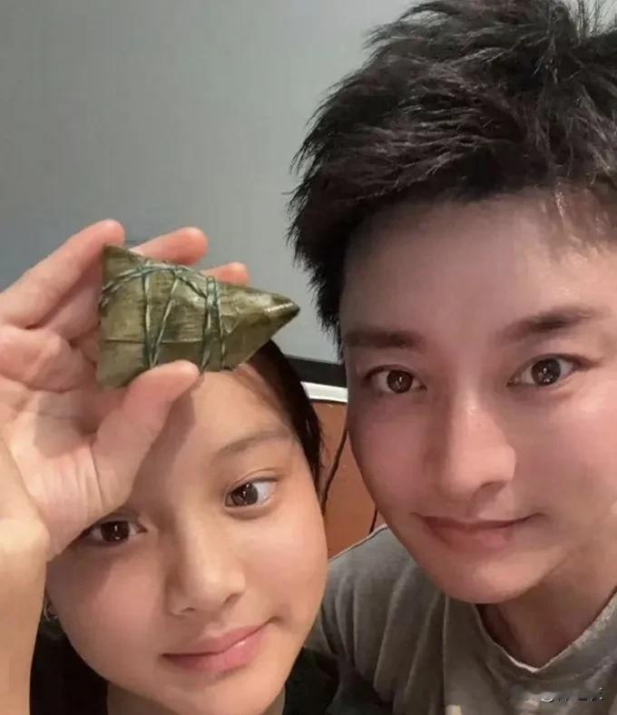 几个星二代里面我最喜欢的就是甜馨，因为她的内核真的很强大，爸妈分开的这么不体面。