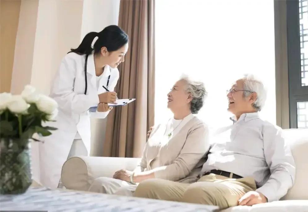 都是钱闹的，为什么有钱人不介意上养老院，那里有单间，有独立洗浴空间，屋里有大衣柜