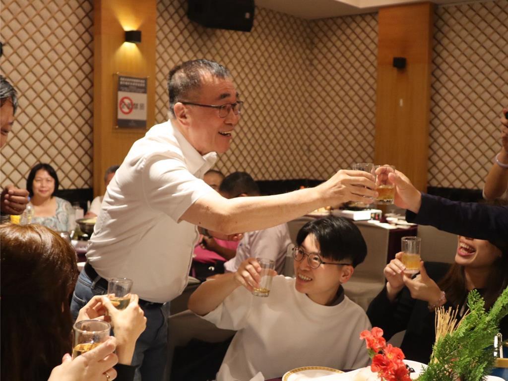 川伯出席烹饪界盛会 他力挺：“新北市要留下好人才”
国民党新北市长参选人李四川2