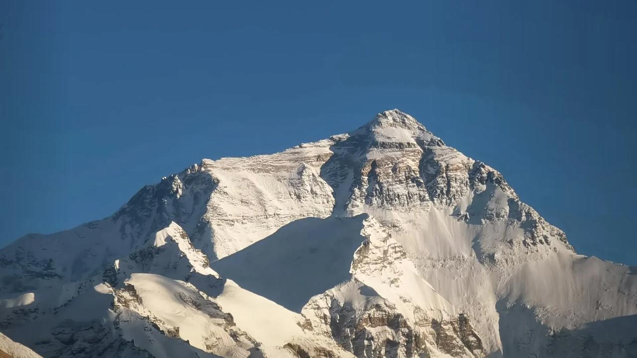 珠穆朗玛峰，世界之巅，以其雄伟身姿屹立于天地之间，见证着岁月的沧桑与大自然的鬼斧