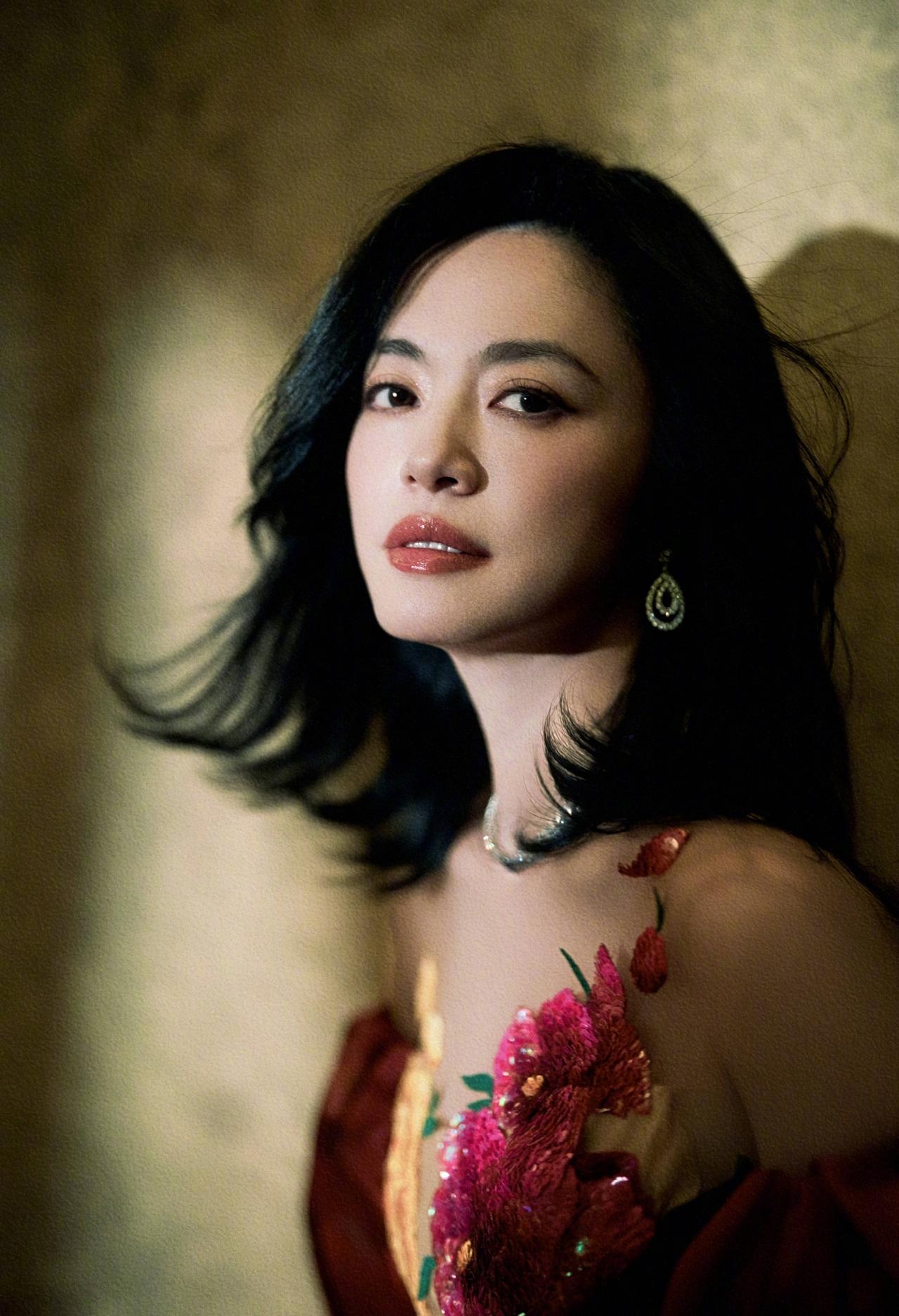 “果然姜还是老的辣！”
昨天我把姚晨这事儿跟我老公聊起来，本来是想吐槽人民网是不