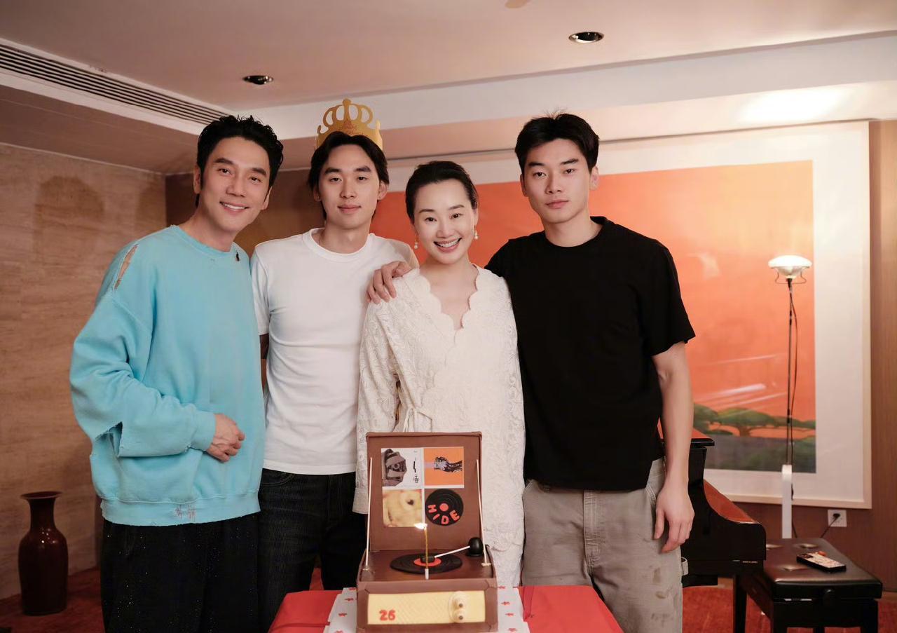 林依轮晒合照秀幸福，他说：以前形容人家孩子长大了，都会打酱油了！你看，现在我的孩