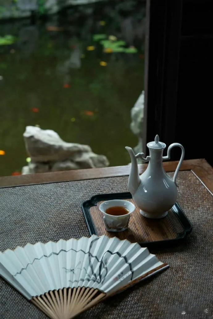 “我不介意被人讨厌，
渴望被人喜欢才是弱点，
太在意别人的评价是对自己的霸凌。”